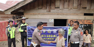 Sambut Hari Lalu Lintas ke- 67, Kasat Lantas Polres Torut Bagi Paket Sembako ke Warga Prasejahtera