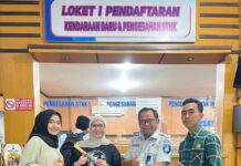 Jasa Raharja Perwakilan Watampone Beri Souvenir Kepada Samsat Bone untuk Wajib Pajak yang Taat Bayar PKB